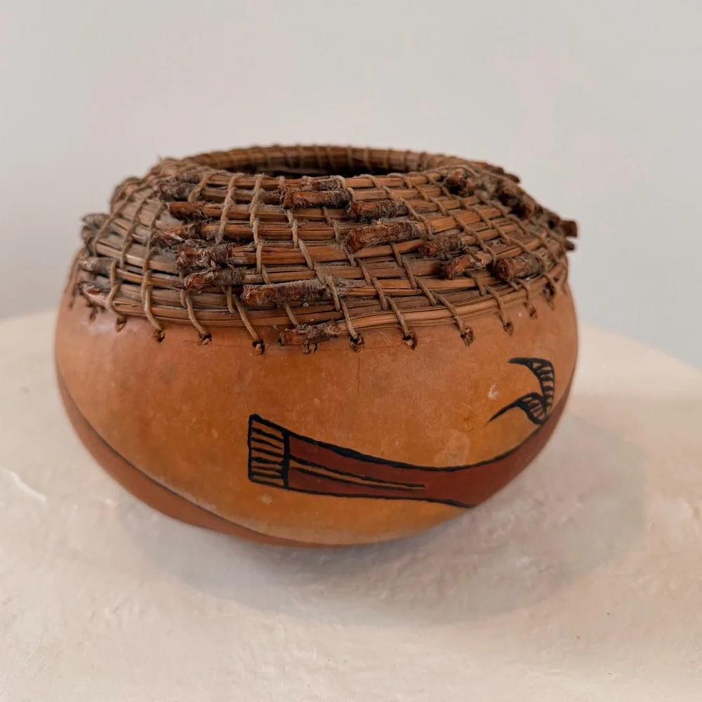 VINTAGE 1988‎ HAND-DECORATED SOUTHWESTERN GOURD BASKET WOVEN RIM ANAMORPHIC BIRD
